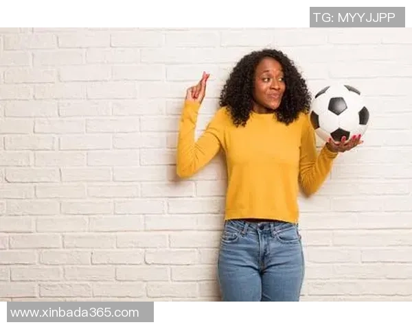 法国黑人足球明星夫人展现优雅风采与家庭幸福生活的真实写照