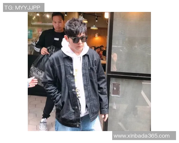 路人偶遇足球明星瞬间定格温馨合影传递梦想与热爱